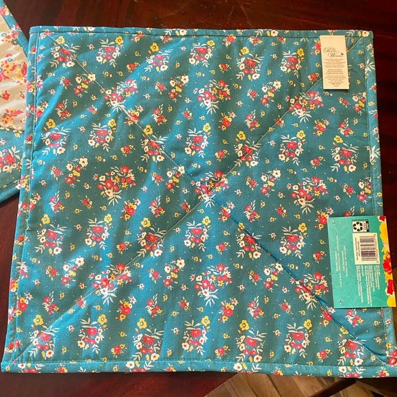 THE PIONEER WOMEN SQUARE QUILTED PLACEMAT ROSE DITSY SET OF 4 NWT - Picture 5 of 7